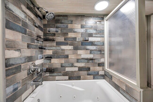 Building Photo - Fully Furnished Pool Home | Flexible Lease...