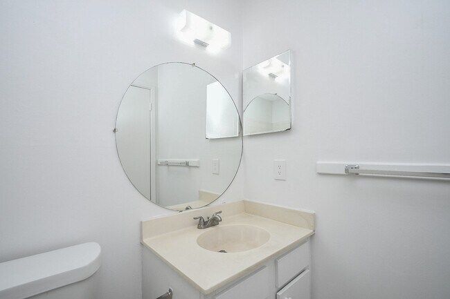 Building Photo - 10603 S Wilcrest Dr