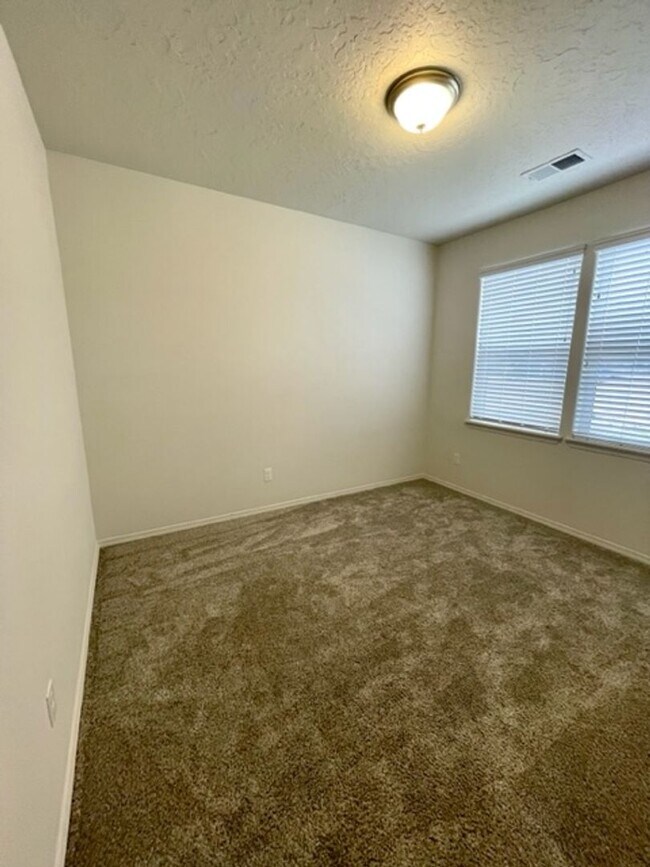 Building Photo - Beautiful like new 3 bedroom Hayden home in Prineville!