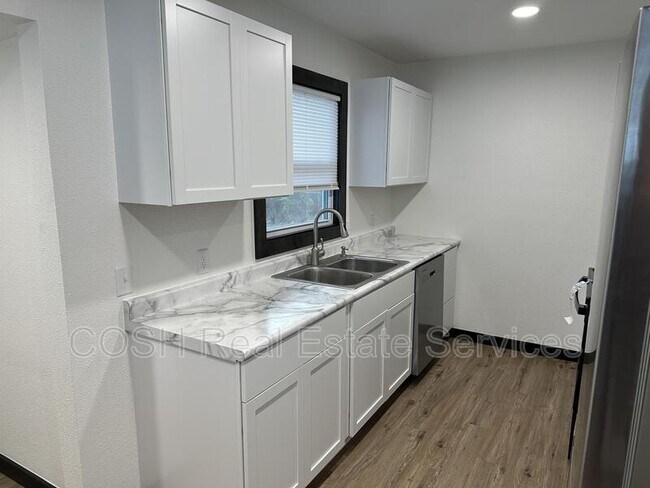 Building Photo - 6254 N Independence St