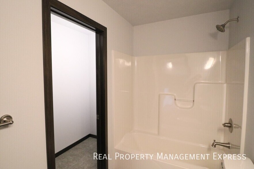 Building Photo - Amazing 4 Bedroom 3.5 Bathroom Townhome in Sioux Falls