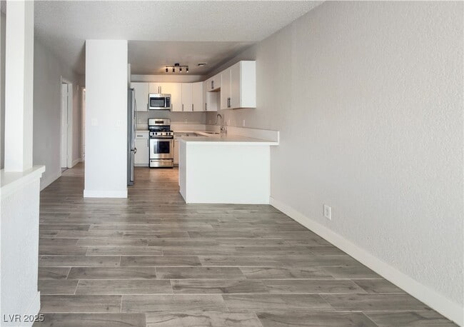 Building Photo - 6779 Pine Valley Dr