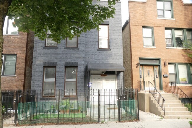 Building Photo - 834 N Mozart St
