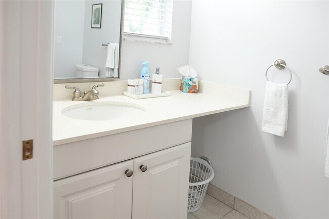 Building Photo - 821 SW 13th Ct