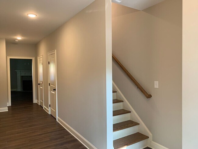 Building Photo - 3 Bedrooms 2.5 Baths  Condo in Downtown Watkinsville!