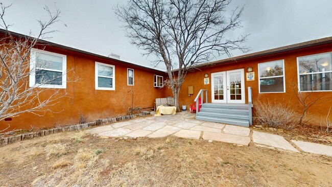 Building Photo - Light and Bright Country Living 3 bed plus...