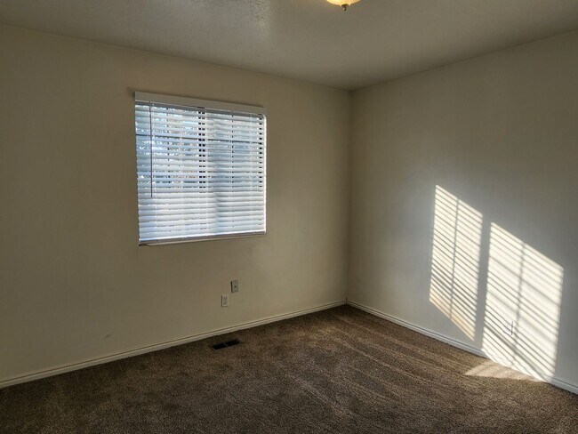 Building Photo - 4 Bd  2.5 Bath Home in West Jordan