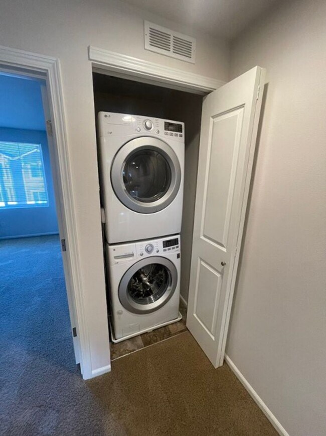 Building Photo - Spaciously Modern Tri Level Townhome for R...