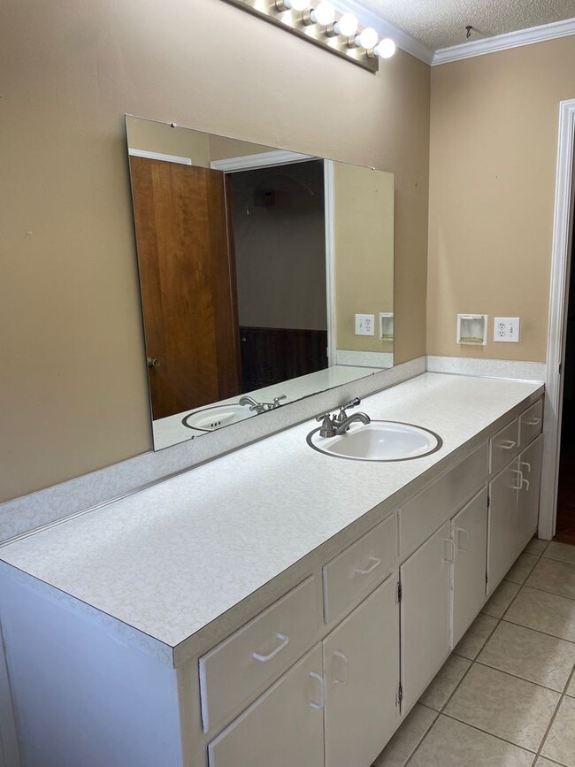 Building Photo - 3 BED, 2 BATH BRICK HOME LOCATED IN COUNTR...