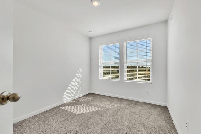 Building Photo - 5002 Dayflower Dr