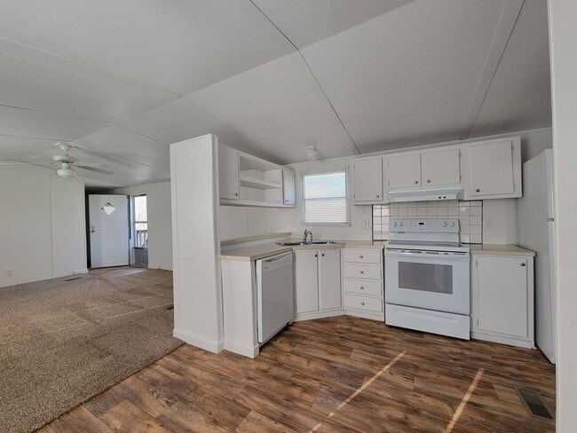 Building Photo - Ready to Move in