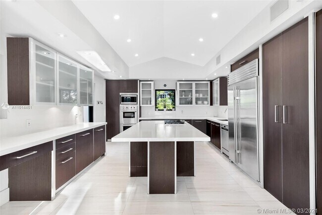 Building Photo - 2700 N Bay Rd