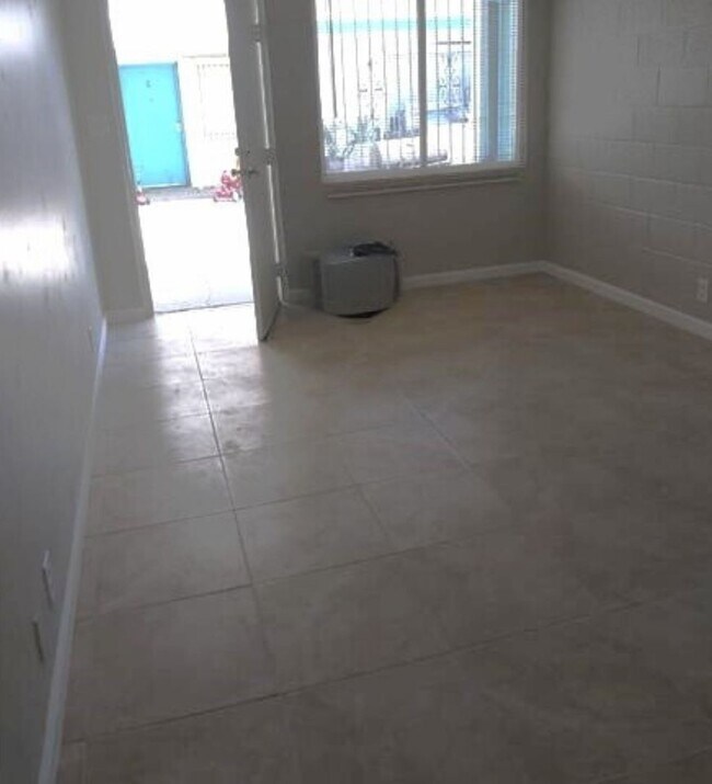 Building Photo - 2 bedroom Condo