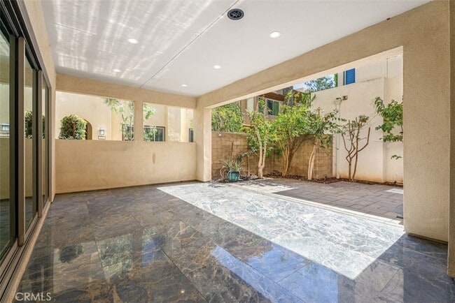 Building Photo - 123 Interval