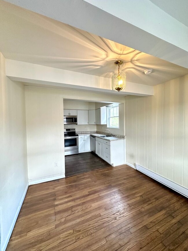 Building Photo - 2 Bed 1 Bath home in Beechview - Close to Downtown, Public Transit - Available June