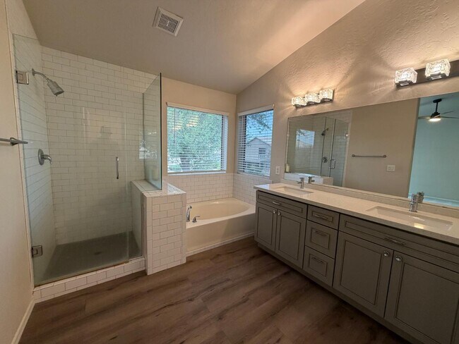 Building Photo - 902 S Surfside Dr