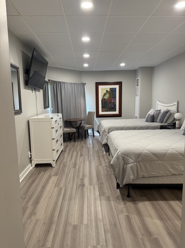 Building Photo - 6666 Brookmont Terrace