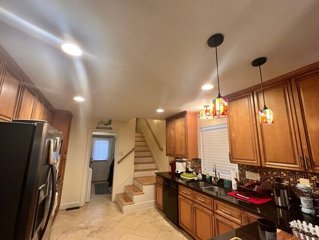 Building Photo - Spacious home with large yard & Detached G...