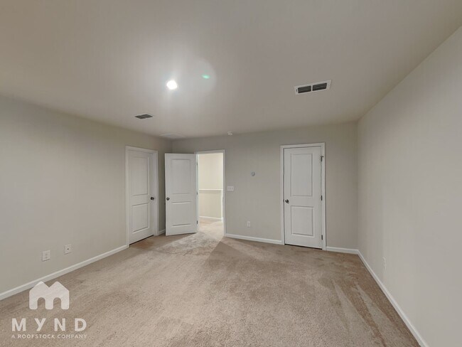 Building Photo - 725 Point Andrews Dr SW