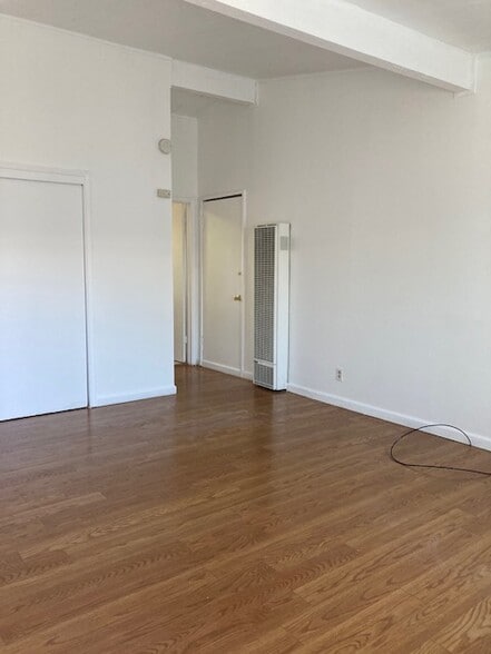 Living room - 3213 Alma St