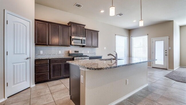 Building Photo - 2025 Lake Vista Dr