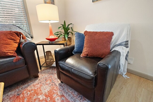 Building Photo - 3 Bed Beauty in Belhaven-FURNISHED