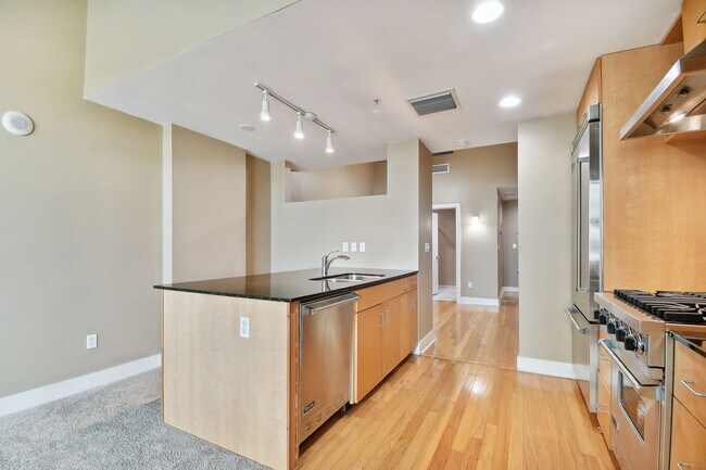 Building Photo - 1120 E Kennedy Blvd