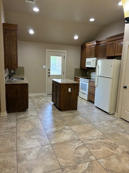 Building Photo - 3307 Lineage Loop