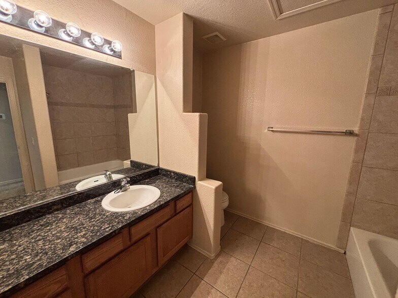 Building Photo - 1257 E Weimer Cir