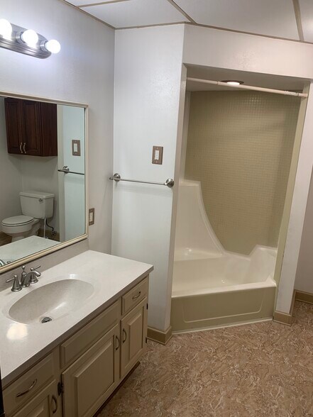 Building Photo - 2526 Rebecca Ct W