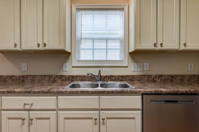 Building Photo - Feels Like New 3 Bed 2 Bath Minutes from H...