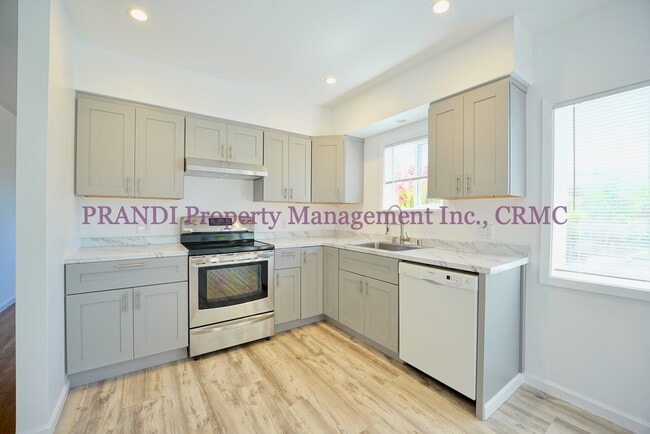 Building Photo - Available now!  3 Bedroom Gerstle Park home