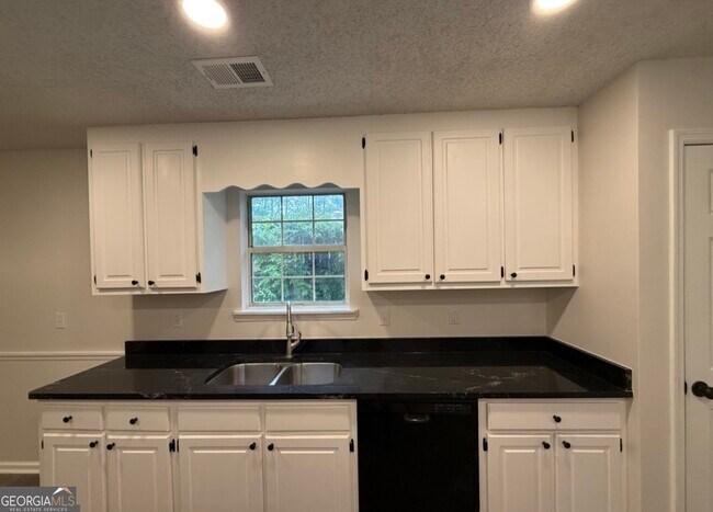 Building Photo - 105 Mockingbird Dr