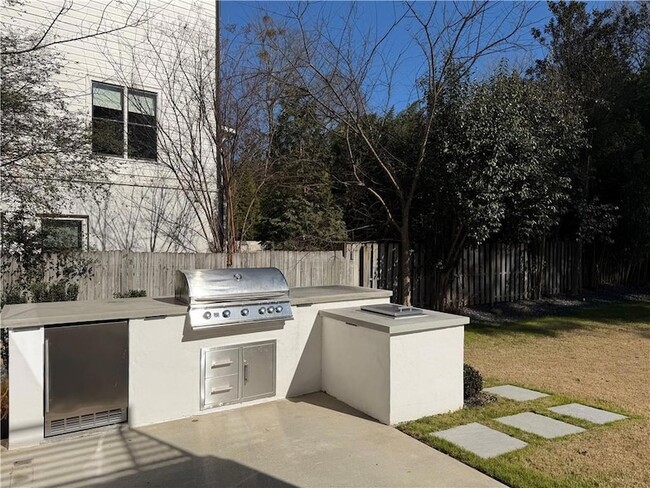 Building Photo - 2385 Nesbitt Dr NE