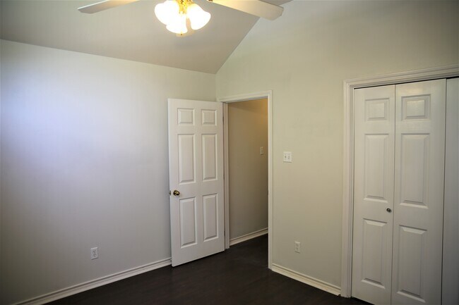 Building Photo - 3510 Vienna Dr