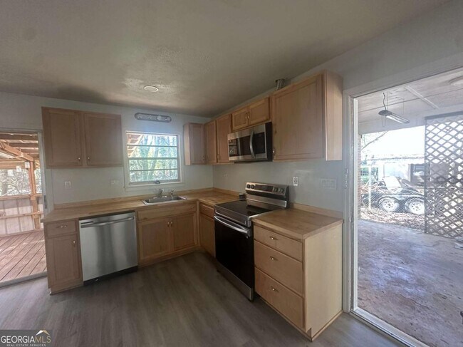 Building Photo - 1009 Pinecrest Dr