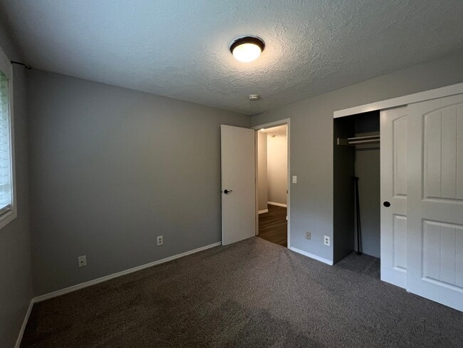 Building Photo - Charming 3-Bed, 2-Bath Retreat!