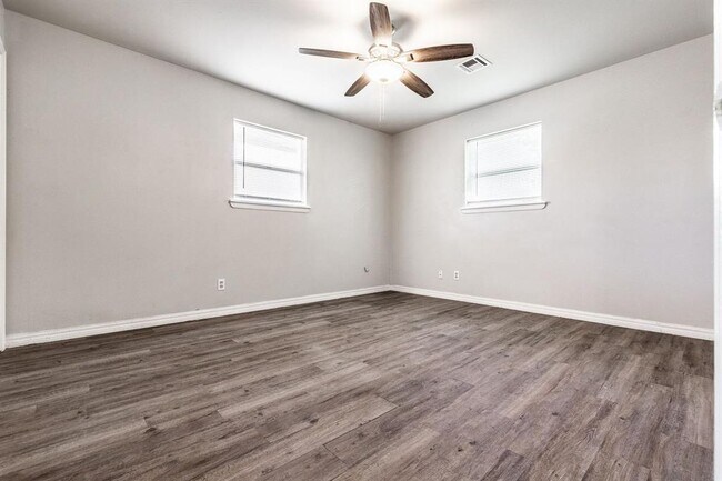 Building Photo - 617 Queensboro Pl