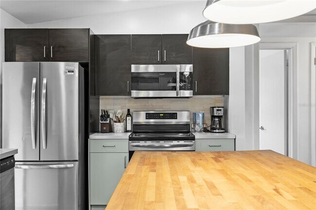 Building Photo - 2407 S Lois Ave