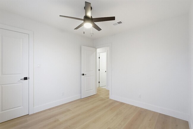 Building Photo - 763 Lakeside Dr