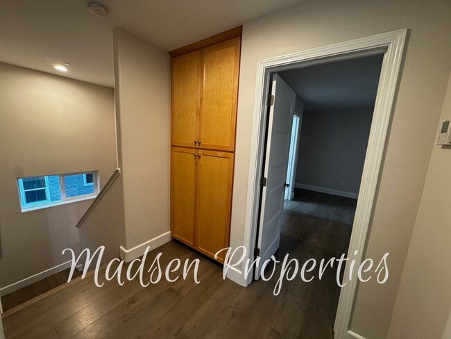 Building Photo - 2127 Hewitt Ave