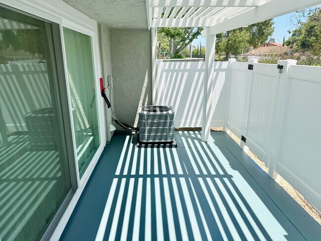 Building Photo - Updated 2 Bedroom Home with Garage & Community Amenities