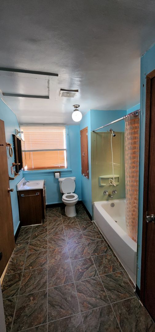 Building Photo - 2 bedroom 2 bath house