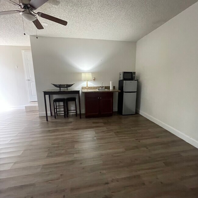 Building Photo - 1600 SW 139th Ct