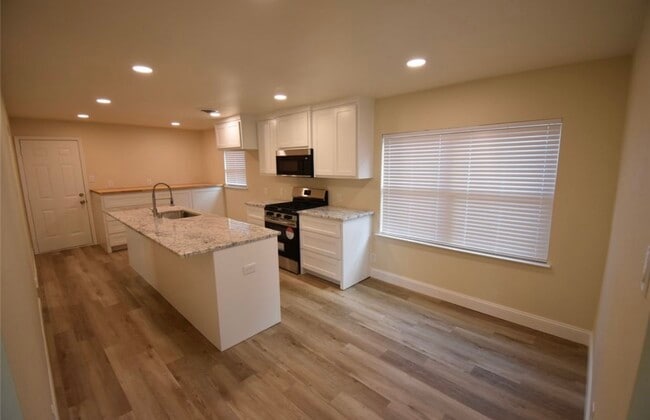 Building Photo - 1212 N College St