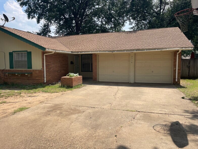 2 car garage + driveway - 2314 Normandy Dr