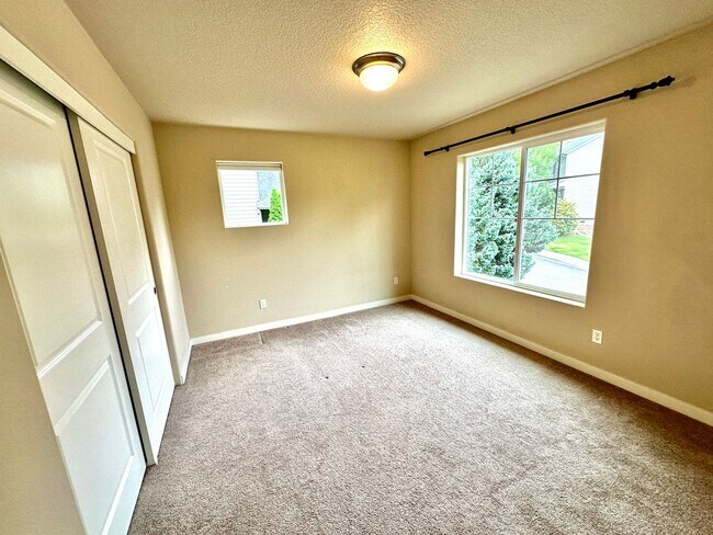 Building Photo - Beautiful 6-bedroom 4-bathroom home in an upscale neighborhood in the Sexton Mountain section of ...