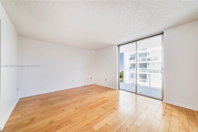Building Photo - 10000 W Bay Harbor Dr