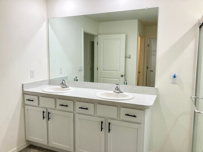 Building Photo - Golf Course Home!