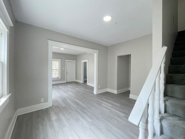 Building Photo - Large 3 bedroom home